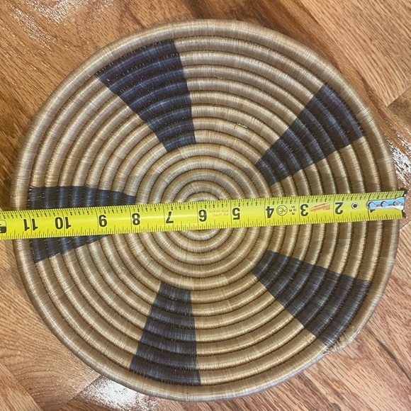 Handwoven african basket medium - Picture 3 of 10